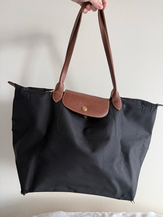 Longchamp Handbags - Classic Longchamp Le Pliage Black Tote in Medium